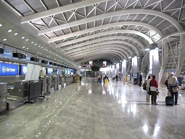 近代的なデザインの空港のロビー
