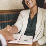 面談後に笑顔で握手する女性と男性