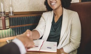 面談後に笑顔で握手する女性と男性