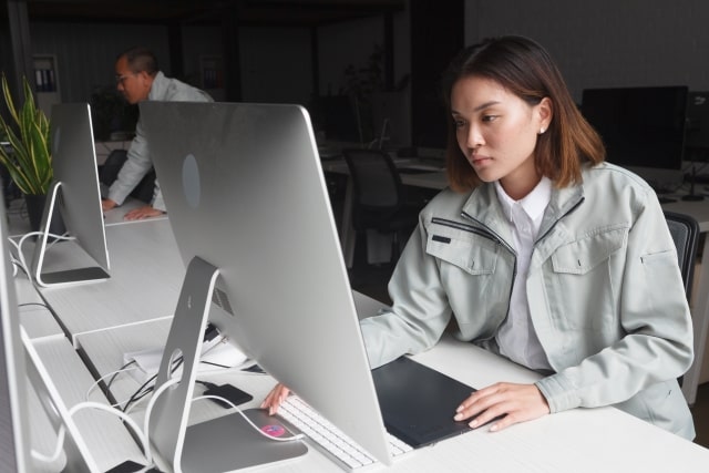 コンピュータで作業中の女性エンジニア