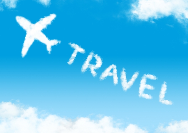 飛行機雲で描かれたTRAVEL（旅行）の文字