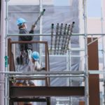 建設現場の足場で作業する建設作業員