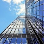 下から見上げた高層ビルと青空