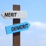 青空を背景にしたメリット・デメリットの標識