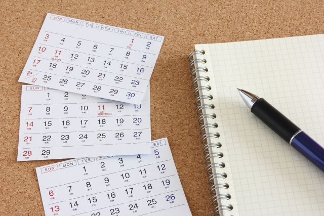 カレンダーとメモ帳とペン