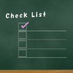 黒板に書かれたチェックリスト