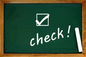 黒板に白いチョークで書かれたcheck!の文字