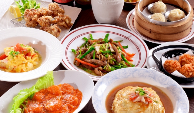 テーブルに並んだ中華料理の数々