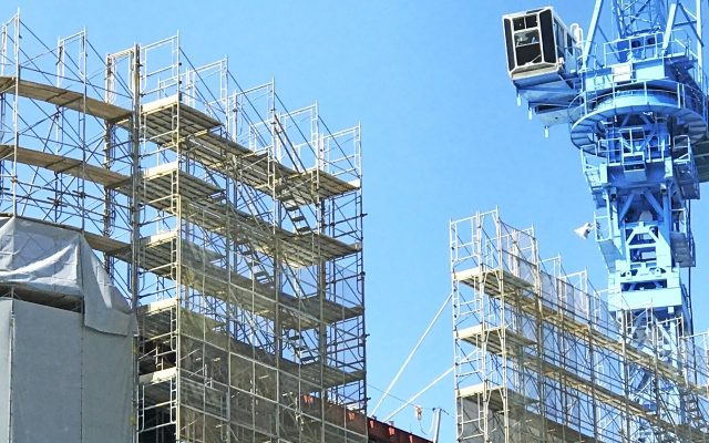 型枠が作られている途中の建設現場