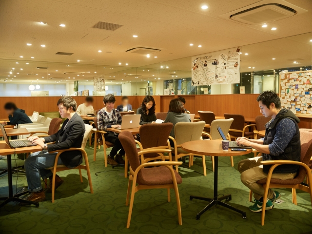 コーワークスペース（フリーデスク）で働く人たち