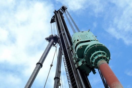 青空と大型の掘削機械