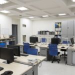 机が並ぶ誰もいないオフィス