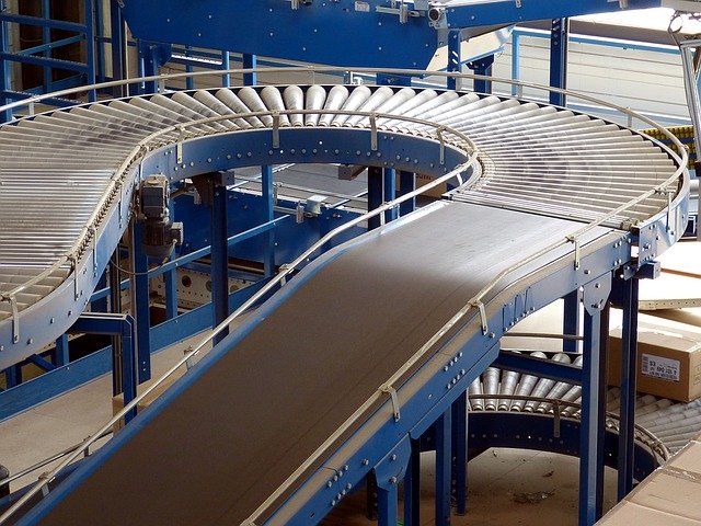 工場内の製造ラインに設置された空のコンベヤ