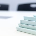 白い机の上に積み重ねられたファイル