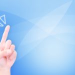 青色の背景に何か注意を促す人差し指を立てた手