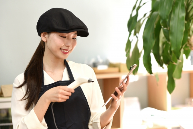 会計を処理する販売員の女性