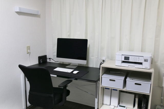 パソコンやプリンタが備えられたホームオフィス
