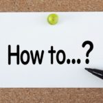 ボードに貼られたメモに「How to」の文字が書かれている