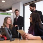 会議中の国際色豊かなスタッフ