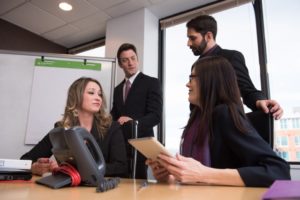 会議中の国際色豊かなスタッフ