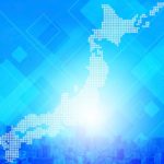 青を基調とした背景に浮かぶ日本列島のマッピングと都会の街並み