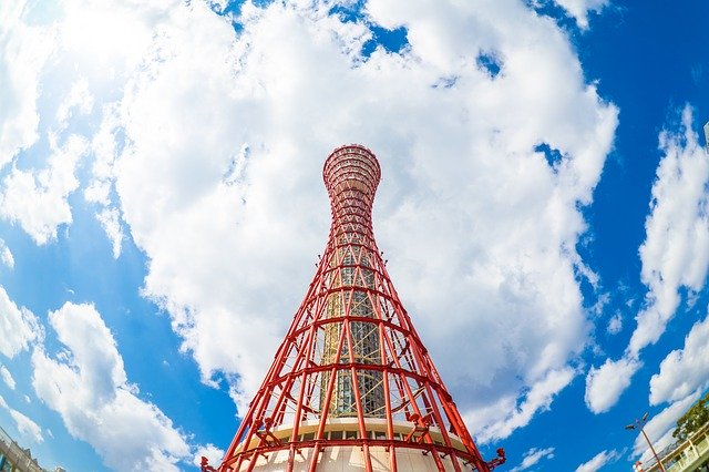 神戸の青空に聳えるポートタワー