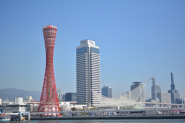 神戸の観光名所であるポートタワーとオリエンタルホテル