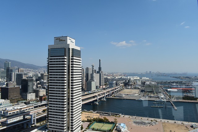 高層ビルが聳える神戸港周辺の風景