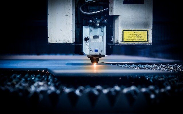 レーザを発する機械装置