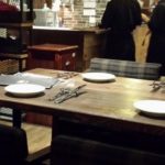 ディナーの準備が整った外国料理レストランのテーブル