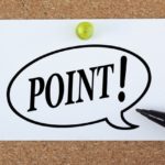 コルクボードにピンで留められたpoint!の文字と黒ペン