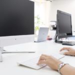 デスクトップのパソコンで作業をしている