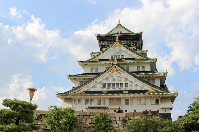 青空を背景にした大阪城の天守閣