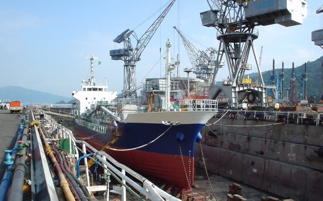 大型船舶を造船中の造船所