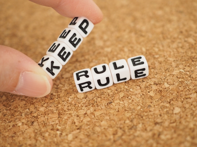 規則を守る（keep rule）の文字が書かれた小さなブロック