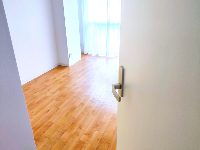 空き部屋のドアが開いている