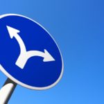 2つの別々のルートを示す標識