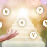 将来への投資をイメージする階段を背景に浮かぶ円マーク