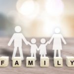 FAMILYの文字が書かれたブロックと家族のシルエット