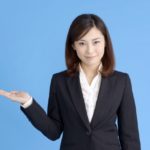 案内をするスーツ姿の女性