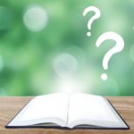 開いた本の上に浮かぶクウェスチョンマーク