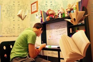 部屋で勉強に励む学生