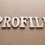 茶色の背景に浮かぶPROFILEの文字