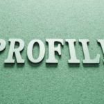 緑色の背景に浮かぶPROFILEの文字