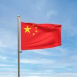 青空にはためく中国の国旗