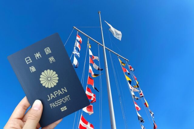 日本のパスポートと様々な国の国旗