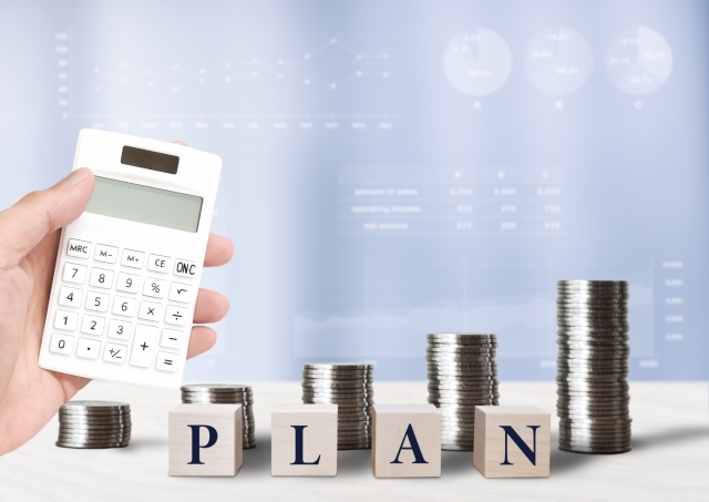 PLANの文字のブロックと、計算機と、コインの山