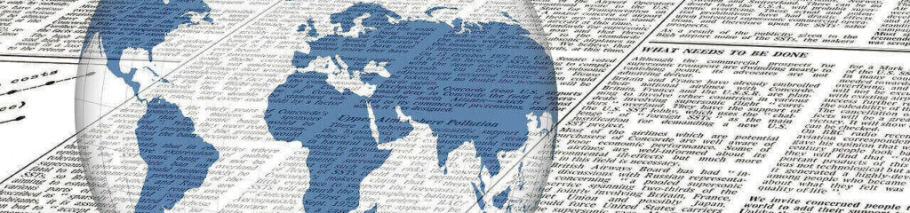 世界地図と英字新聞