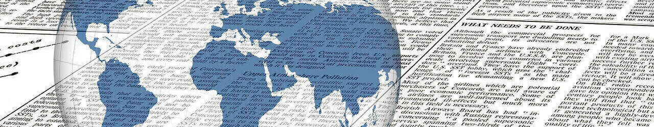 世界地図と英字新聞