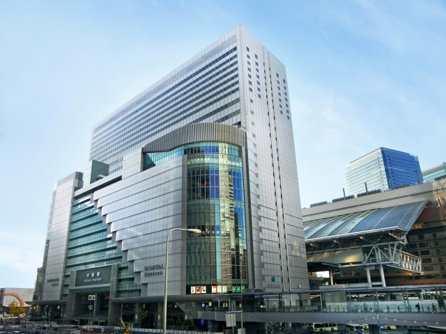 斜め正面から見たJR大阪駅のビル